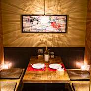 落ち着いて食事をしていただけるように、照明は少し落とし気味にしています。アットホームな雰囲気も大切にしていますので、ごゆっくりおくつろぎくださいね。