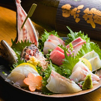 【名物！刺し盛りコース】☆6品：4,500円(税込)☆　名物！豪華刺身盛合せと〆の蛤の出汁ラーメン付き！