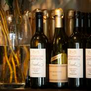 世界中から美食家が訪れるNYトライベッカ「MEGU」の厨房で、料理長として指揮をとったシェフセレクトのワインはいかがでしょう。ワインを中心にシャンパン、ワイン、日本酒、ソフトドリンクを各種揃えています。
