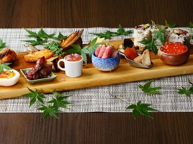 15品目の季節食材が並んだ「季節のメインプレート」