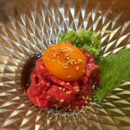 京都保健所のお墨付き！安全安心の”生肉”もご提供しております。 ユッケやセンマイなど美味しく楽しくお召し上がりください。