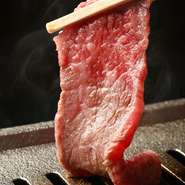 妥協せず、上質な肉を提供している【焼肉SEVEN】。「黒毛和牛」はとろけるような味わいとともにジューシーな旨みが溢れだします。リーズナブルな価格も嬉しい心遣い。心も満たされるほどに、存分に満喫できます。