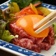 座敷があるので、小さな子ども連れのファミリーでもくつろぎながら食事ができます。賑やかに肉を焼きながら、家族団欒の時間を満喫。まろやかな『黒毛和牛ユッケ』は、お酒を嗜む大人たちにぴったりの一品です。