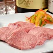 焼き上げることで黒毛和牛の旨みがさらに昇華。とびきりの美味しさを仲間とともに楽しめます。お肉合うワインなどお酒の種類も豊富取り揃えています。貸切にも対応できるので、宴会に使いやすいお店です。