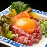 お店秘伝のタレで味付けされたユッケは、肉の旨みと共に心地よい甘みを堪能できます。塩ダレなど、味付けのバリエーションも豊富。なめらかな口当たりを楽しみつつ、卵黄を割り崩すと一層まろやかさが際立ちます。