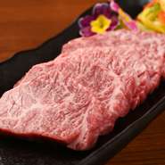 1頭から数kgしかとれないという『ざぶとん』。柔らかでとろけるような食感と共に、肉本来のコクと上品な旨みが後味の余韻として残ります。お店に来たら必ず食べたい絶品メニュー。