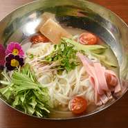 数日かけて丁寧にとった牛骨スープと和風出汁をブレンド。京都らしい上品な味わいになっております。さっぱりとした風味は、焼肉の〆にもぴったり。麺のほどよいコシの強さもお愉しみいただけます。