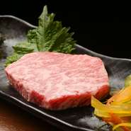 私自身、「黒毛和牛」の赤身に強いこだわりを持っています。赤身肉は、牛肉本来の魅力を存分に味わえる存在。上質な肉を選び、手ごろな価格で提供しています。和牛の旨みを、じっくりとご堪能ください。