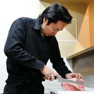 吟味した肉を、より気軽に召し上がっていただくために価格にも配慮。妻が料亭に勤めていた経験を活かし、言葉遣いも丁寧に気持ちの良い接客を心掛けています。お客様に満足していただくことが私達の最大の喜びです。