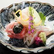 魚を和紙で包み軽く塩をする「紙塩」を施した魚の味は絶品。『お造り』は一汐ものにこだわってお出ししています。魚の生臭さがなくなり旨味が増すため、食材が持つ本来の味が楽しめます。