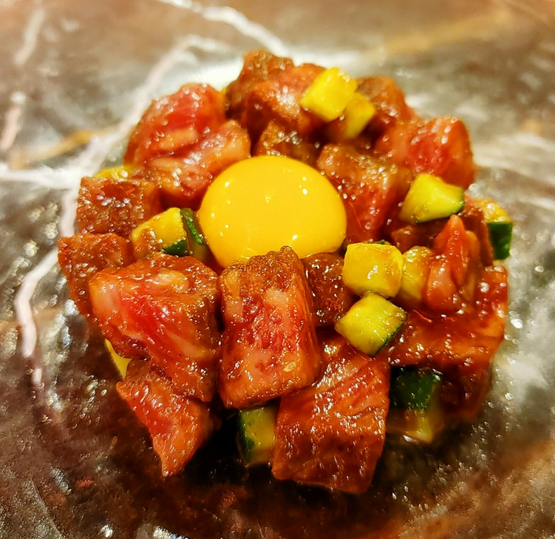 HaLe名物 その1「黒毛和牛サーロイン 炙り肉の旨み ユッケ風」
