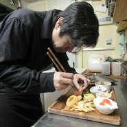 料理は、つくりたてのものが完成されたベストな状態。ですから、熱いものは熱いうちに、冷たいものは冷たいうちに食べていただくようにしています。そのため、熱い料理なら温めた皿に盛りつけるよう心がけています。