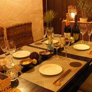 普段とは違う非日常的なリゾート空間で味わうイタリアン×肉バルで食事を楽しむ。目でも楽しめる料理やお酒と共に、予約必須の雰囲気抜群のリゾート個室でゆっくりしたひとときを