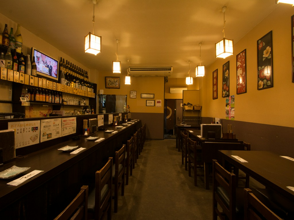 店内はカウンターとテーブル席のアットホームな雰囲気です