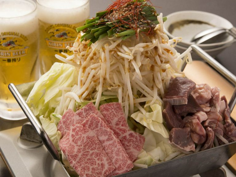 新鮮なホルモンと野菜がたっぷりな『ホルモン鉄板』（小1〜2人前）。カルビをトッピングして旨みアップ