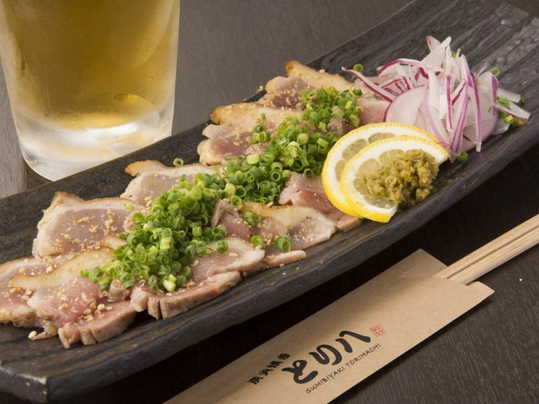 九州産の地鶏を使用した『地鶏の炙り』。鮮度の良い鶏だからこそ味わえる美味しさです