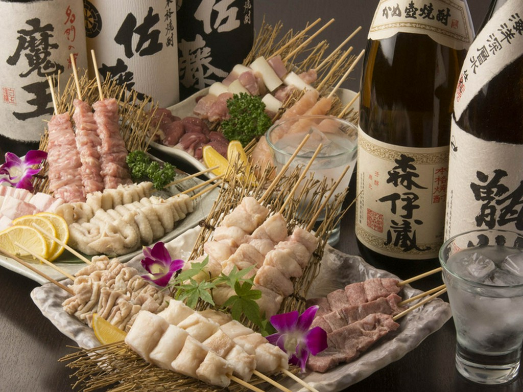 朝引きの新鮮な鶏肉、豚肉を使用。職人が丁寧に焼き上げる「串焼き各種」。希少部位なども味わえます