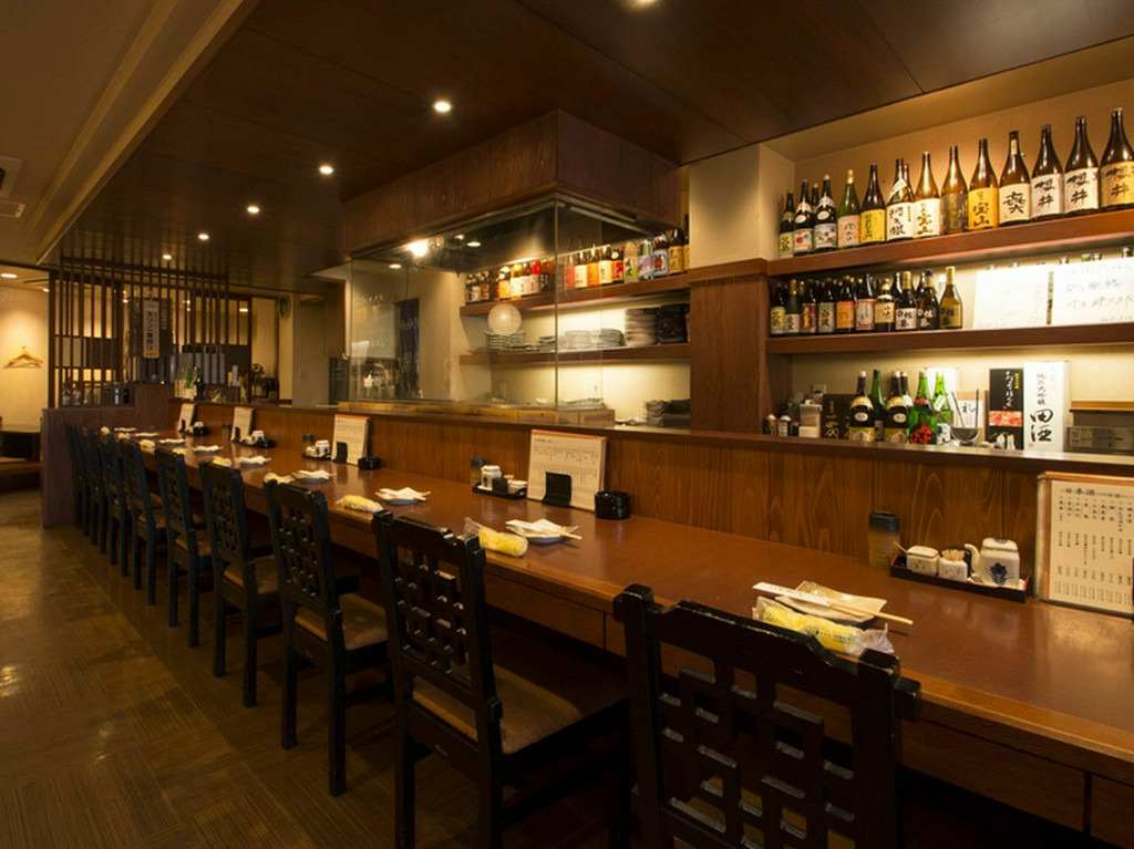 カウンターは10席。焼き場を前にスタッフとの会話も弾みます