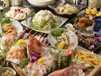 小鉢や揚物、串ものが全15品。『豪華刺盛り付コース』では、舟盛りで旬魚の刺身を堪能できます
