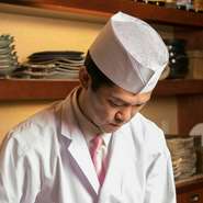 料理はもとより接客面でも、お客様に喜んでもらえる店づくりを心がけています。美味しいお酒と料理を楽しみ、くつろいだひとときをお過ごしください。来て良かったなと思っていただけるよう努めております。