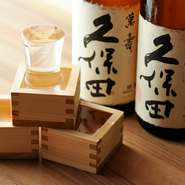 日本酒は『久保田　千壽』、『久保田　萬壽』などご用意しております。鉄板で焼きあげた料理たちとの組み合わせを楽しみながら、【粋】でのひとときをお楽しみださい。