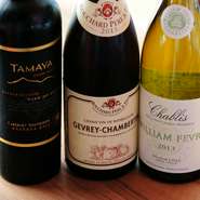 手軽な価格で飲むことのが出来るハウスワインのほか、ボトルワインも赤、白取り揃えておりますので、料理に合わせた好みの1本をお選びいただけます。