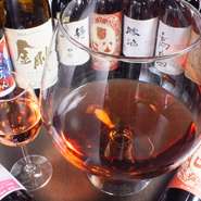 日本ワインをはじめフランスなどの王道ワインから、チリや南アフリカなど今注目のニューワールドワインまでシーズンに合わせて20種以上のワインをご用意！
16種のグラスワインは全て250円~試し飲みが出来ます！