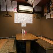 店内スペースが限られているため、大人数でのご来店にはあらかじめお店に連絡しておくことをおすすめします。貸切も可能なので、早目に店舗にご相談してみては。ゆっくりお酒と料理を楽しめる空間です。