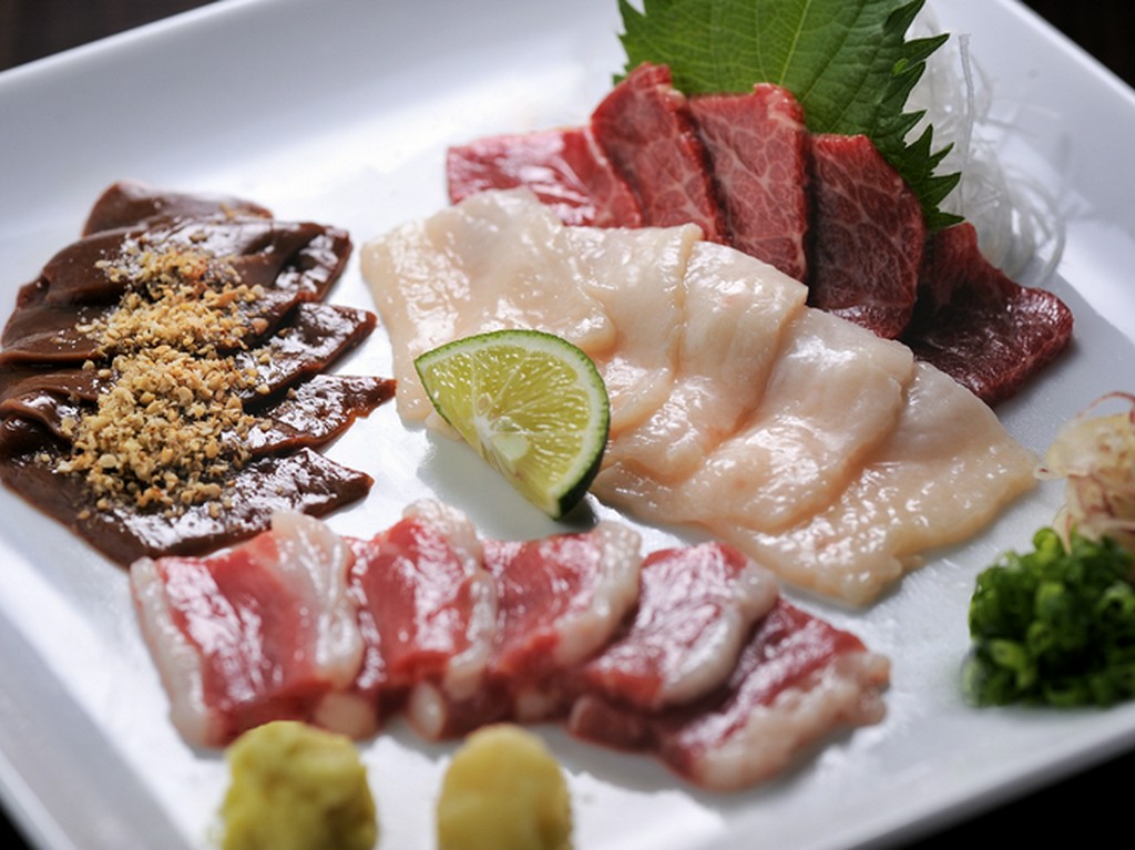 熊本県産の4部位が味わえる『馬刺　盛り合せ』