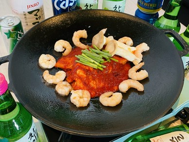 清潔感あふれる店内で大人カジュアルな女子会を