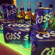 韓国発、人気No1『CASS FRESHビール』。チャミスルは全種類揃っています。また、ワインはフランス産を中心に、カクテルも充実しています。