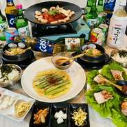 隠れ家的なプライベート空間で、ロマンチックな夜景を眺めながら食事を楽しんで。カウンターのほか、2人用の席も充実しているので、カップルにおすすめ。黒豚と焼酎に飽きた人はぜひ。