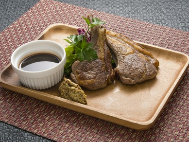 ピンク色の肉汁したたる『骨付きラムちゃんロゼ焼き』