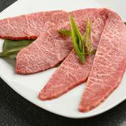 2～3kgほどしか取れない希少である、牛の腕の肉『ミスジ』は、さっぱりとしながら、ほどよい脂もあり、バランスが良い部位です。しっかりとした旨味が感じられるので、タレor塩の、どちらでもオススメです。