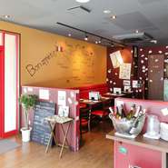 デートにはソファー席も人気。ご予約もできます。肩肘張らない、美味しいフレンチと、お気に入りのワインを味わいながら、ゆったりとしたひとときを過ごせます。女性に人気のお店です。