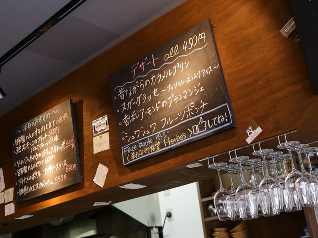 幅広い年代から支持を集めています。休日は家族連れも