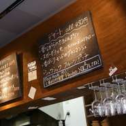 仕事帰りの方から年配の方、休日には家族連れなどでにぎわう店内。女性一人でも入りやすいアットホームな空間です。いろいろなシーンで活躍するので何度でも訪れたくなります。リラックスできる居心地のよさが魅力。