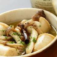 フランスの白いソーセージ『ブータンブラン』を手作り。ガーリックオイルがしみこんで、旨みがより一層広がります。