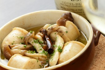 香りが食欲をそそる一品。『自家製ソーセージときのこのガーリックオイル煮』