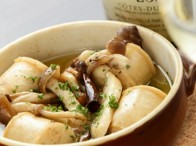 香りが食欲をそそる一品。『自家製ソーセージときのこのガーリックオイル煮』