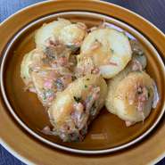 飴色になるまで炒めたタマネギとベーコンをジャガイモに絡めたリヨンの名物料理です。