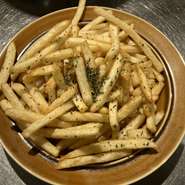 みんな大好きポテトフライ
仏産カマルグの塩
生ローズマリー
ピリ辛カレー
バスク風唐辛子
からお選び下さい