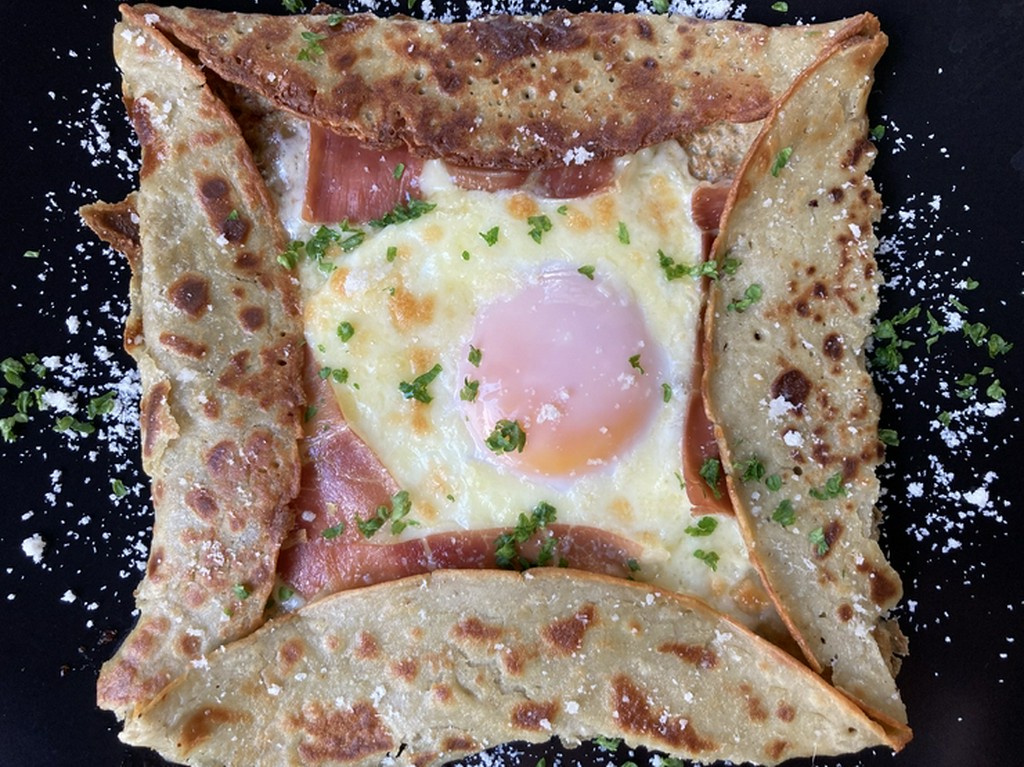 ブルターニュ地方の名物料理。「そば粉のガレット　コンプレ」