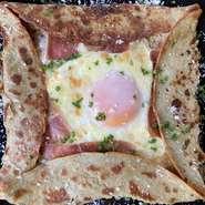 埼玉産のそば粉を使ったビストロ定番料理。卵と生ハム、チーズのコンビネーションが楽しめます。