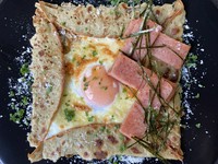 スパム、卵、チーズ
ゴマ油の香りが食欲をそそります