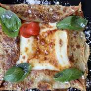 そば粉100%の生地で水牛のモッツァレッラ、トマトソースを包み込み、パルミジャーノ、バジルをトッピングした、シンプルに美味しい一品！
(写真はイメージです)