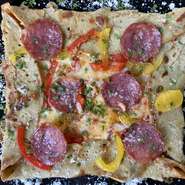 サラミ、パプリカ、チーズ、トマトソース