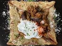 季節野菜と一緒に煮込んだ旨味たっぷりのスープをクスクスと共に