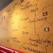 お客様とお話しして、好きなものや、嫌いなものを聞いたり、できる限りでメニューのリクエストに応えたりしています。気軽に話しかけてくださいね。普段使いのお店として、気軽にくつろいでいってほしいと思います。