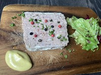 ビストロ定番、肉と鶏レバーのテリーヌ。